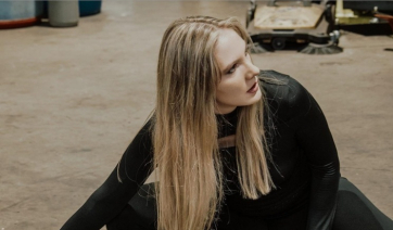 Άννα Ρεζάν: Νέα διεθνής συνεργασία με τον Γκερντ Μπράιτερ στη Μακρόνησο