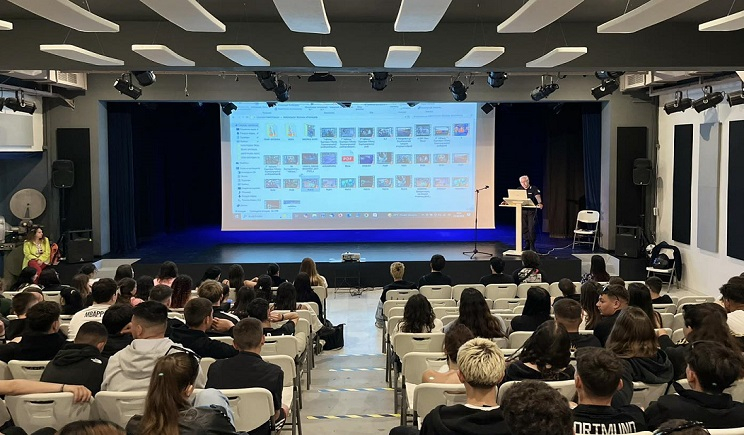 Συνεχίζονται οι ενημερωτικές παρουσιάσεις από το Α.Τ. Πάρου και τον Αστυνόμο Μεταξά Παναγιώτη