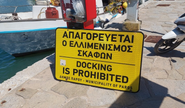 Πάρος: «Τέλος» οι ταμπέλες απαγόρευσης ελλιμενισμού σκαφών στο Τουριστικό Καταφύγιο Νάουσας