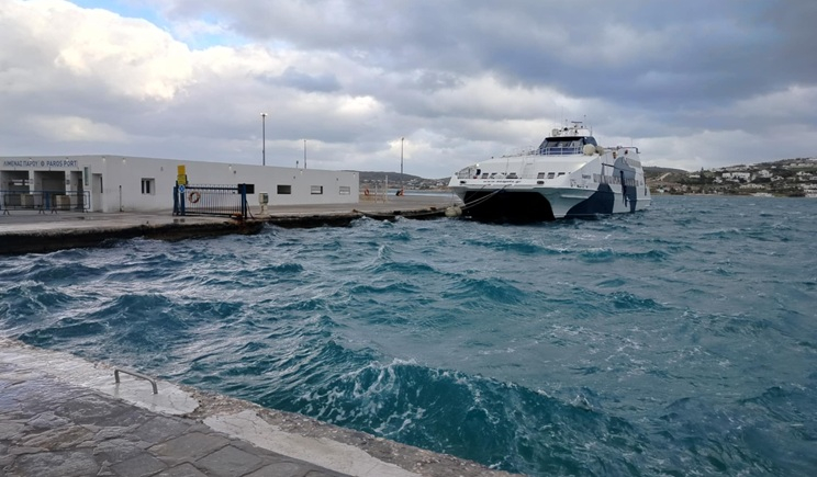 Χειμώνας για άλλες 24 ώρες - Απαγορευτικό απόπλου σε Πειραιά, Ραφήνα και Λαύριο (βίντεο)