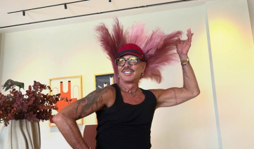 Στην Πάρο ο Λάκης Γαβαλάς απολαμβάνει την απλότητα του σνομπισμού του...