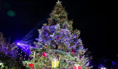 Φωταγωγήθηκε το χριστουγεννιάτικο δέντρο στο Σύνταγμα