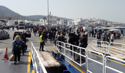 Πάρος: Ασφυκτικά γεμάτο το πλοίο από Πειραιά- Σχεδόν άδειασε στην Πάρο!