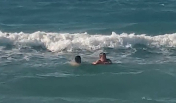 Κρήτη: Σερβιτόρος βούτηξε και έσωσε λουόμενο που είχε παρασυρθεί από τα ρεύματα (βίντεο)