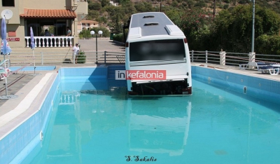 Απίστευτο: Λεωφορείο έπεσε σε... πισίνα ξενοδοχείου!