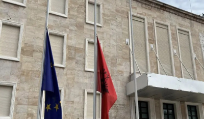 Αλβανία: Μεσίστιες οι σημαίες – Ημέρα εθνικού πένθους για την τραγωδία στα Τέμπη