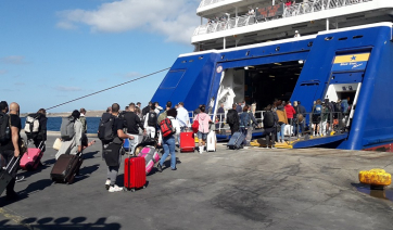 Πάρος: Αρχές Ιουλίου όπως…. μέσα Αυγούστου! «Ορδές» ξεχύνονται από τα καράβια - «Βουλιάζει» το νησί από κόσμο…