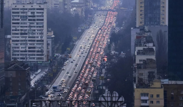 Τρόμος στο Κίεβο μετά την εισβολή: Η μεγάλη έξοδος, εγκαταλείπουν οι κάτοικοι, ουρές σε βενζινάδικα και ΑΤΜ