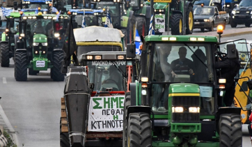 Με αναμμένες μηχανές οι αγρότες – Αποφασισμένοι να βγουν στις Εθνικές Οδούς