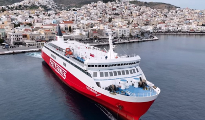 Αναχώρηση από Σύρο με φόντο την επιβλητική Ερμούπολη (Βίντεο)