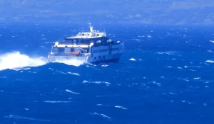 Αιγαίο: «Μάχη» με τα κύματα δίνει το Sifnos Jet στις Κυκλάδες - Βίντεο