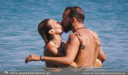 Πάνος Μουζουράκης: καυτά φιλιά με την Τζίνα Βαρελά στη θάλασσα! Πιο ερωτευμένοι από ποτέ στην Πάρο