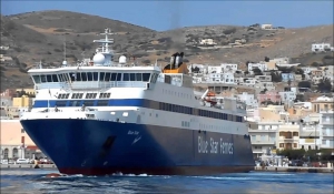 Πρόσκρουση του Blue Star Naxos στο κρηπίδωμα του λιμανιού της Σύρου