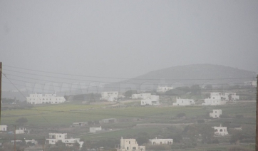 Πάρος: Απόκοσμο σκηνικό στο νησί - Θυελλώδεις νοτιάδες - «Κρύφτηκε» ο ήλιος από την πυκνή σκόνη