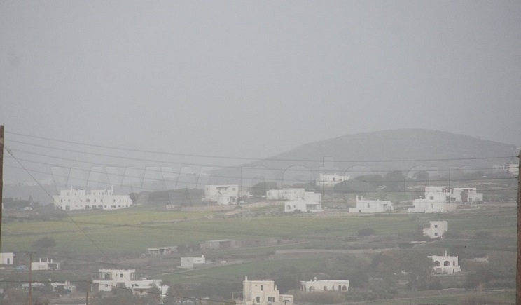 Πάρος: Απόκοσμο σκηνικό στο νησί - Θυελλώδεις νοτιάδες - «Κρύφτηκε» ο ήλιος από την πυκνή σκόνη