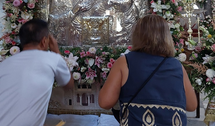 Πάρος, I.N. Παναγίας Εκατονταπυλιανής: Υπόκλιση και χειρονομία σεβασμού μπροστά στην Ιερή Εικόνα από Ασιάτες της Άπω Ανατολής – Ευσέβεια που δε γνωρίζει σύνορα…