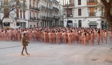 Εκατοντάδες άνθρωποι φωτογραφήθηκαν γυμνοί στην Ισπανία