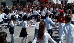 Πάρος: Παρέλαση και παραδοσιακό γλέντι της νεολαίας στη Νάουσα την 25η Μαρτίου!