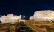 Φωτίστηκε η Ηετιώνεια Πύλη ο εντυπωσιακός αρχαιολογικός χώρος της Πειραϊκής, η ιστορία του