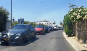 Πάρος: Νάουσα… όπως Παροικία! – Ουρά χιλιομέτρων από αυτοκίνητα κι ακόμα δεν μπήκε ο Αύγουστος