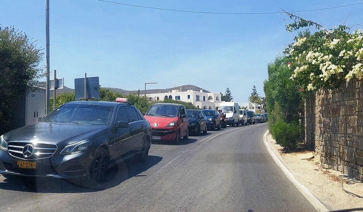 Πάρος: Νάουσα… όπως Παροικία! – Ουρά χιλιομέτρων από αυτοκίνητα κι ακόμα δεν μπήκε ο Αύγουστος