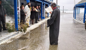 Απόλλωνας Νάξου: Τους «έλουσαν» τα κύματα κατά τον καθαγιασμό των υδάτων (Βίντεο)