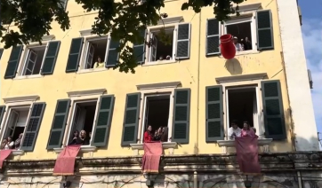 Κέρκυρα: Μπότης έπεσε σε κεφάλι γυναίκας με αποτέλεσμα να τραυματιστεί (βίντεο)