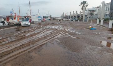 Πάρος, Νάουσα: Το έδεσε με σχοινιά για να μην το «πάρει» το νερό μέσα στο χωριό