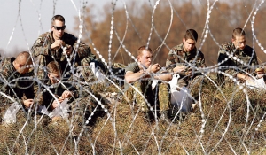 Νέοι φράχτες και... στρατός για τους πρόσφυγες