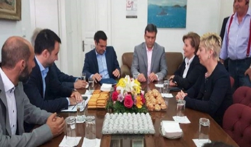 Στη Λήμνο έφτασε ο Τσίπρας -Υποδοχή από 30 άτομα
