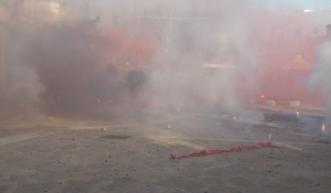 Πάρος: Οι «μπουρλοτιέρηδες» τήρησαν το Πασχαλινό έθιμο και έβαλαν «φωτιά» στη Νάουσα! (Βίντεο)