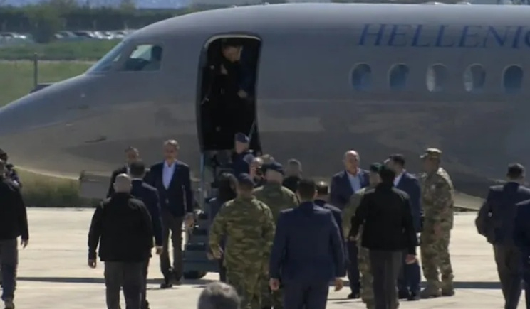 Στην Κύπρο ο Μητσοτάκης: Προσγειώθηκε στην Πάφο για την τριμερή Ελλάδας-Γαλλίας-Κύπρου (βίντεο)