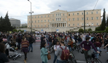 Χωρίς αποστάσεις η συγκέντρωση διαμαρτυρίας στο Σύνταγμα - Εικόνες