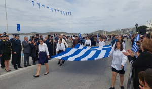 Πάρος – 25η Μαρτίου: Mε χαμόγελο, υπερηφάνεια και καμάρι παρέλασαν τα νιάτα του νησιού (Βίντεο)