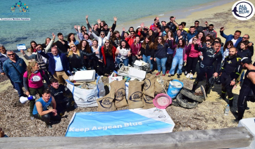 #KeepAegaenBlue: 512 κιλά σκουπίδια έβγαλαν μαθητές και δύτες, από παραλία της Νάξου