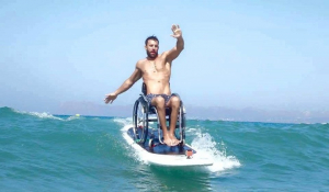 O Έλληνας παραολυμπιονίκης που δάμασε τα κύματα με το αναπηρικό του αμαξίδιο!
