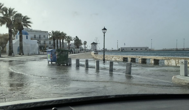 Πάρος: Θάλασσα και στεριά έγιναν ένα έξω από το Κέντρο Υγείας (Βίντεο)