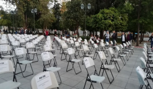 Αδειες καρέκλες πλημμύρισαν την πλατεία Συντάγματος