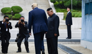 Ιστορική στιγμή: O Τραμπ πάτησε στη Βόρεια Κορέα