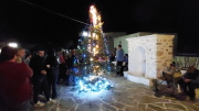 Πάρος: Σε γιορτινή διάθεση ο Δρυός! – Φωταγώγηση του Χριστουγεννιάτικου δέντρου! (Βίντεο)