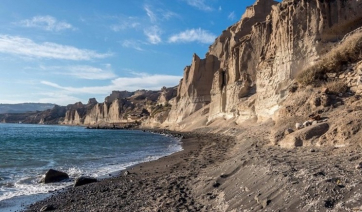 Σαντορίνη: Θέλουν να χτίσουν στη Βλυχάδα 100 νέες βίλες με πισίνες - Σε μη οικοδομήσιμη έκταση δίπλα στην παραλία