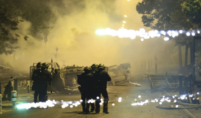 Ταραχές στη Γαλλία: Πάνω από 700 συλλήψεις την 5η νύχτα των επεισοδίων - Διαδηλωτές πήγαν να κάψουν το σπίτι δημάρχου