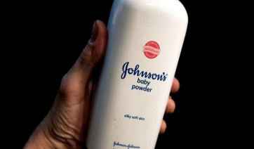 Καρκινογόνο το ταλκ για μωρά της Johnson &amp; Johnson! Το γνώριζαν εδώ και… 47 χρόνια