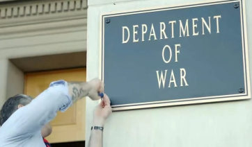 Και εγένετο «υπουργείο Πολέμου» στις ΗΠΑ – Ο ίδιος ο υπουργός βίδωσε την πινακίδα στην είσοδο του Πενταγώνου