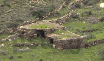 Μοναδικά παγκοσμίως θαύματα της λαϊκής δημιουργικότητας σπαρμένα στη γη της Κυκλαδίτικης υπαίθρου!