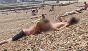 Ζευγάρι πιάστηκε να έχει σεξουαλική επαφή μέρα-μεσημέρι σε δημόσια παραλία