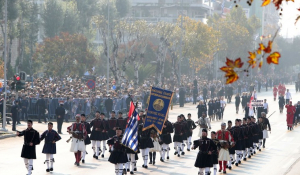 Με πλάκατ «Έλληνες σώστε τη Μακεδονία» στην παρέλαση οι απόγονοι των Μακεδονομάχων