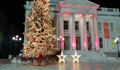 Πειραιάς: Φωταγωγήθηκε το Χριστουγεννιάτικο δέντρο και ο πύργος - Εντυπωσιακές φωταγωγήσεις και εορταστικές δράσεις (Βίντεο)