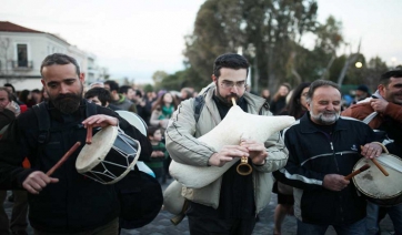 Οι τσαμπούνες παρήλασαν στο Θησείο-Παγκόσμια Ημέρα Άσκαυλου