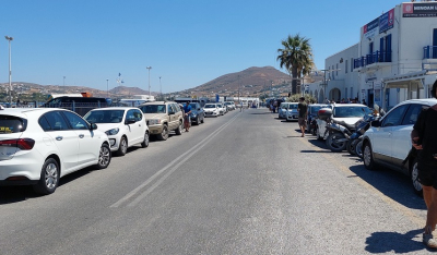 Πάρος: Δυσχερής η κυκλοφορία κοντά στο λιμάνι λόγω διπλο – παρκαρισμένων οχημάτων…